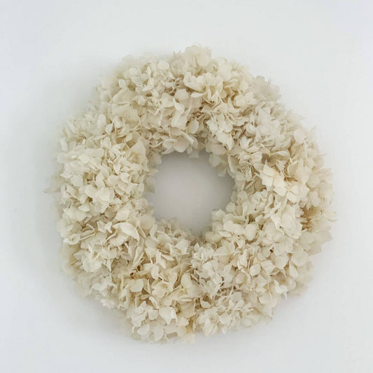 Hydrangea all-over: puristic dried flower wreath for every room